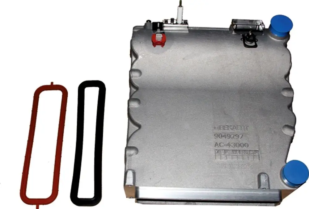 Heizwasserwärmetauscher aus Aluminium, gefertigt von Wolf, mit zwei Dichtungsringen in rot und schwarz, zur Verwendung in Heizsystemen.